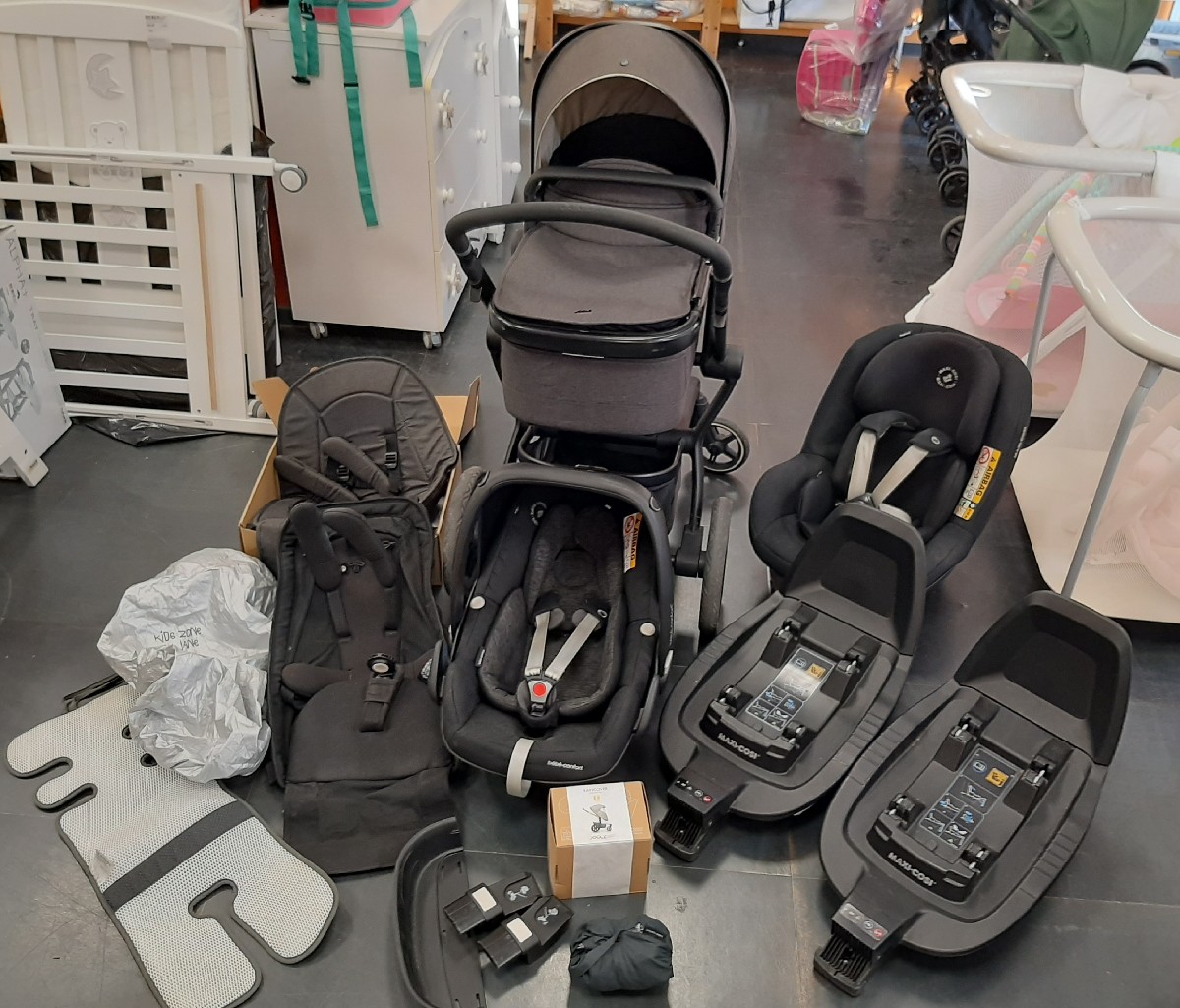 trio joolz day place: passeggino inv7estivo, adattatori, navetta+ materassino, parapioggia, ovetto con ridutt, 2 basi isofix, seggiolino i size 9/18