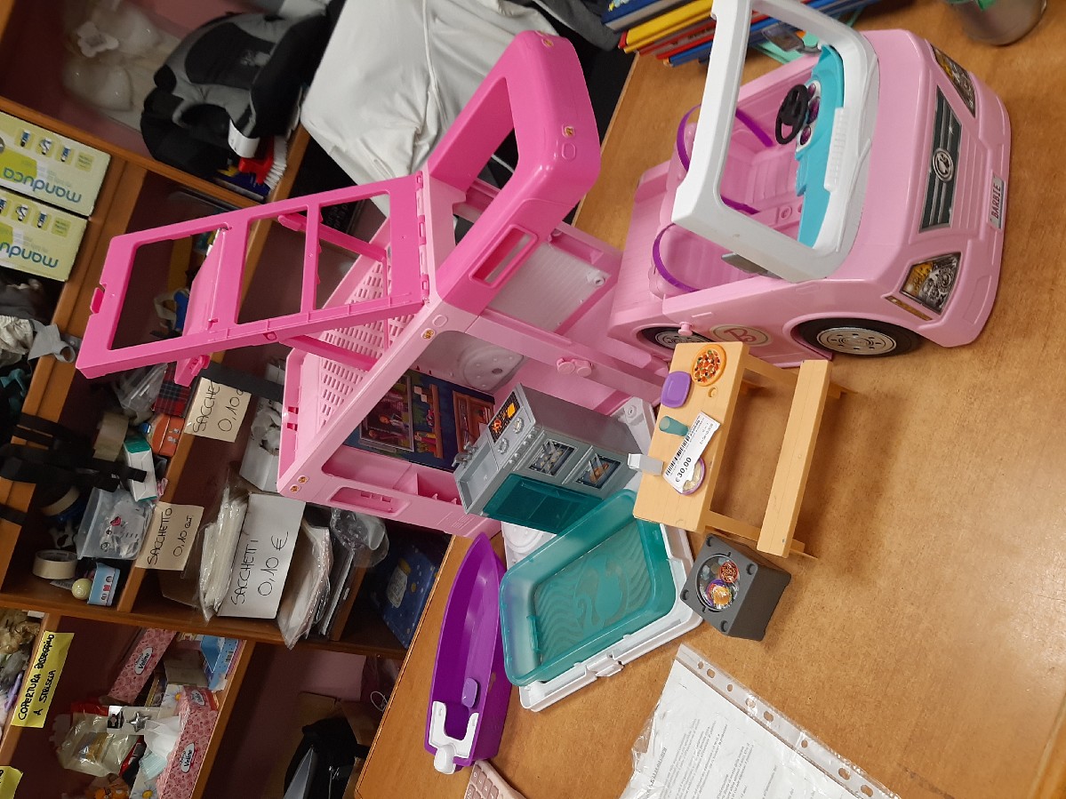 camper di barbie con alcuni accessori